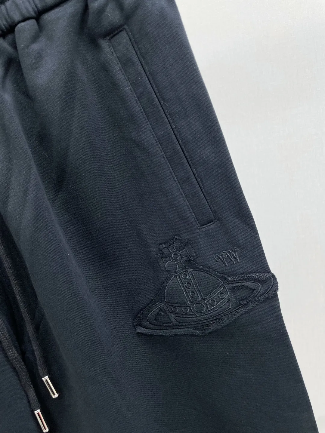 VIVI Queen Mother's 2026 summer New Arrival patch letter embroidered LOGO brand LOGO casual shorts DD are on sale simultaneously on the official website. Brand Classic LOGO casual pants, customized fabrics, excellent comfort and strong touch. Highly recognisable, perfect appearance and craftsmanship. Size:M-3XL